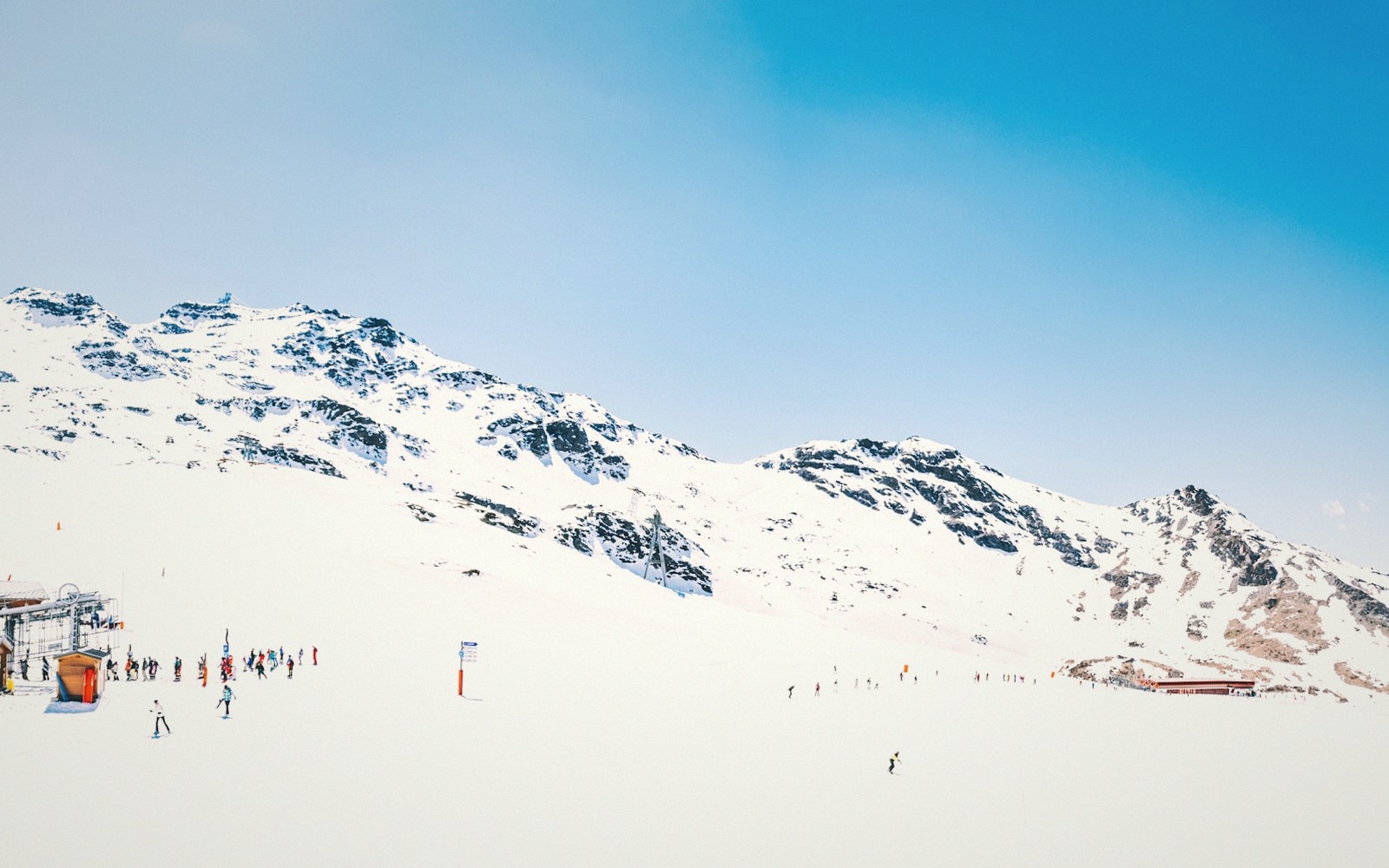 Snowy pistes and a chairlift above the resort